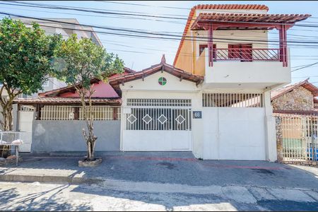 Casa à venda com 180m², 3 quartos e 4 vagasFachada