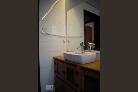 Banheiro de apartamento para alugar com 1 quarto, 56m² em Centro Histórico, Porto Alegre