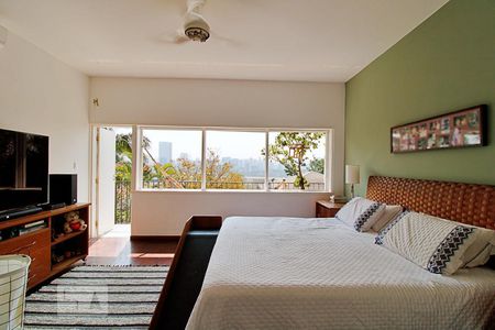 Casa à venda com 550m², 3 quartos e 6 vagas Casa à venda com 550m², 3 quartos e 6 vagasSuíte