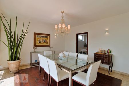 Casa à venda com 550m², 3 quartos e 6 vagas Casa à venda com 550m², 3 quartos e 6 vagasSala de Jantar