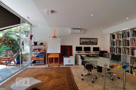 Casa à venda com 550m², 3 quartos e 6 vagas Casa à venda com 550m², 3 quartos e 6 vagasÁrea Inferior