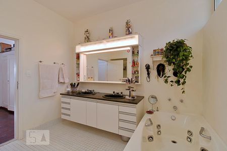 Casa à venda com 550m², 3 quartos e 6 vagasBanheiro da Suíte