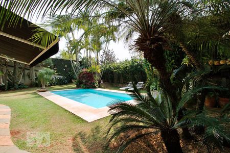 Casa à venda com 550m², 3 quartos e 6 vagas Casa à venda com 550m², 3 quartos e 6 vagasPiscina