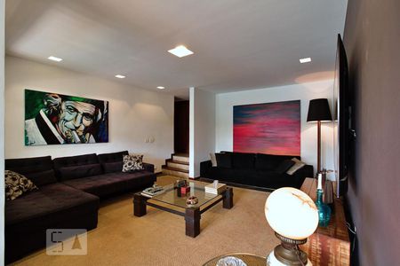 Casa à venda com 550m², 3 quartos e 6 vagas Casa à venda com 550m², 3 quartos e 6 vagasÁrea Inferior/Sala de TV