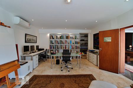 Casa à venda com 550m², 3 quartos e 6 vagas Casa à venda com 550m², 3 quartos e 6 vagasÁrea Inferior