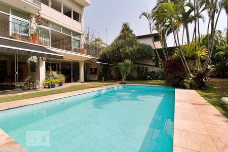Casa à venda com 550m², 3 quartos e 6 vagas Casa à venda com 550m², 3 quartos e 6 vagasPiscina