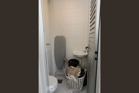 Apartamento para alugar com 80m², 2 quartos e 2 vagasBanheiro da Área de Serviço