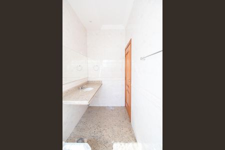 Casa à venda com 534m², 5 quartos e 8 vagasBanheiro da suíte 3