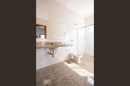 Casa à venda com 534m², 5 quartos e 8 vagasBanheiro da suíte 2