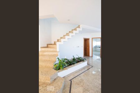 Casa à venda com 534m², 5 quartos e 8 vagasSala