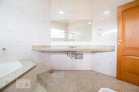 Casa à venda com 534m², 5 quartos e 8 vagasBanheiro da suíte 4