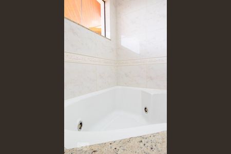 Casa à venda com 534m², 5 quartos e 8 vagasBanheiro da suíte 4