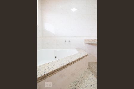 Casa à venda com 534m², 5 quartos e 8 vagasBanheiro da suíte 4