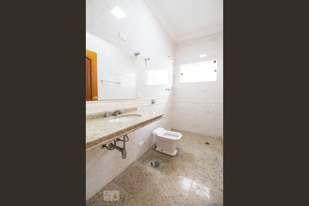 Casa à venda com 534m², 5 quartos e 8 vagasBanheiro da suíte 1