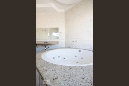 Casa à venda com 534m², 5 quartos e 8 vagasBanheiro da suíte 5