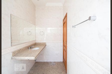 Casa à venda com 534m², 5 quartos e 8 vagasBanheiro da suíte 3