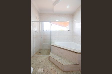 Casa à venda com 534m², 5 quartos e 8 vagasBanheiro da suíte 4