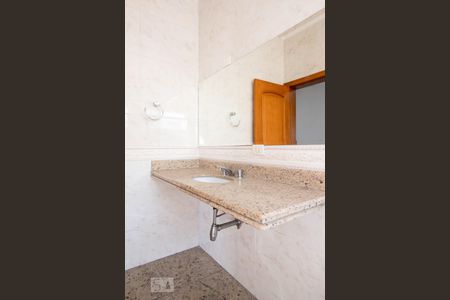 Casa à venda com 534m², 5 quartos e 8 vagasBanheiro da suíte 1