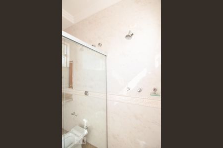 Casa à venda com 534m², 5 quartos e 8 vagasBanheiro da suíte 2