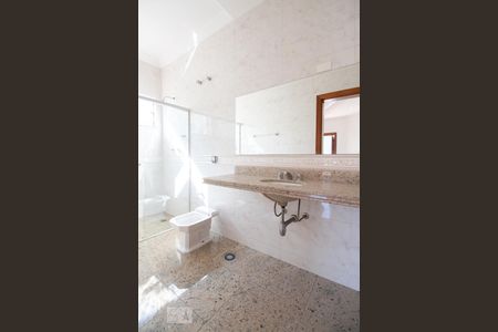 Casa à venda com 534m², 5 quartos e 8 vagasBanheiro da suíte 3