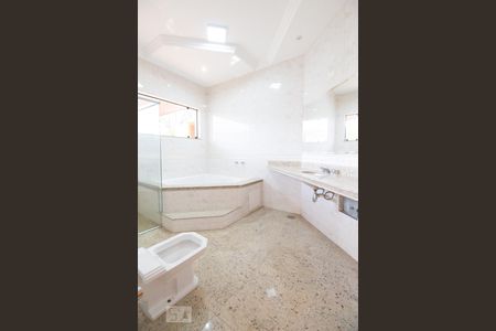 Casa à venda com 534m², 5 quartos e 8 vagasBanheiro da suíte 4