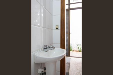 Casa à venda com 534m², 5 quartos e 8 vagasÁrea externa - banheiro