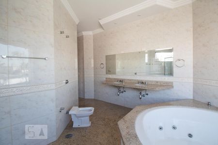 Casa à venda com 534m², 5 quartos e 8 vagasBanheiro da suíte 5