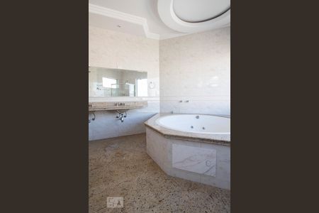 Casa à venda com 534m², 5 quartos e 8 vagasBanheiro da suíte 5