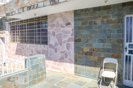 Casa à venda com 180m², 6 quartos e 2 vagas Casa à venda com 180m², 6 quartos e 2 vagasVaranda