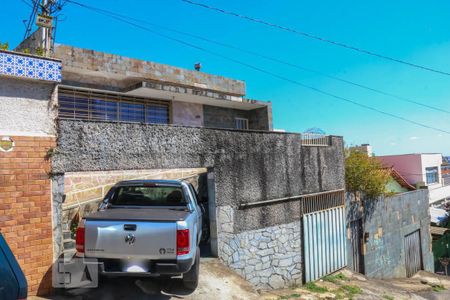 Casa à venda com 180m², 6 quartos e 2 vagas Casa à venda com 180m², 6 quartos e 2 vagasFachada