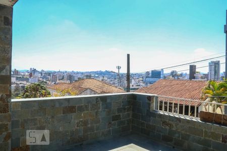 Casa à venda com 180m², 6 quartos e 2 vagas Casa à venda com 180m², 6 quartos e 2 vagasVaranda