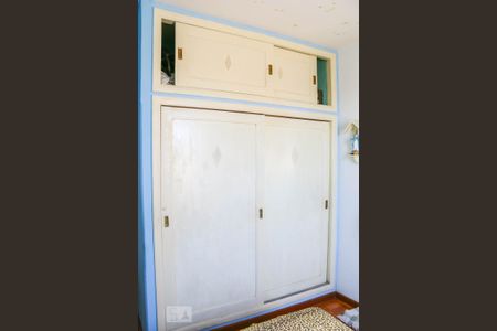 Casa à venda com 180m², 6 quartos e 2 vagas Casa à venda com 180m², 6 quartos e 2 vagasQuarto Suíte