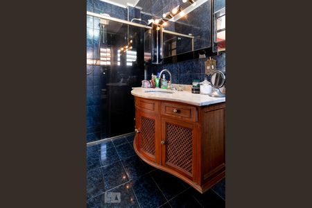 Casa à venda com 300m², 4 quartos e 4 vagasBanheiro Quarto 4 - Suíte