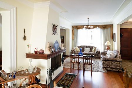 Sala Lareira de casa à venda com 4 quartos, 300m² em Jardim Prudência, São Paulo