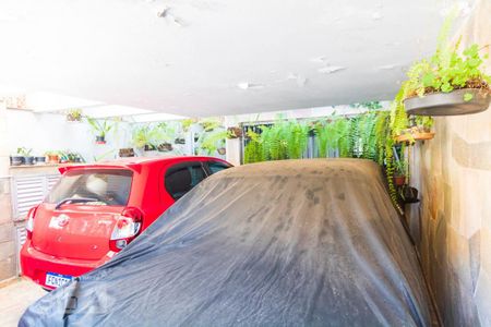 Casa à venda com 180m², 5 quartos e 2 vagas Casa à venda com 180m², 5 quartos e 2 vagasFachada