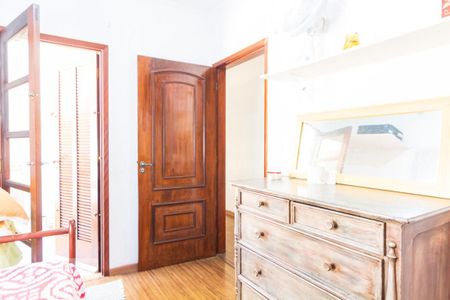 Casa à venda com 180m², 5 quartos e 2 vagas Casa à venda com 180m², 5 quartos e 2 vagasQurto 2