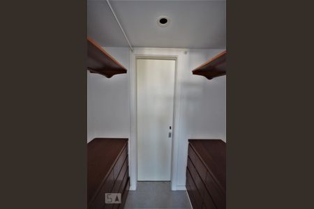Apartamento para alugar com 80m², 2 quartos e 1 vagaCloset do quarto