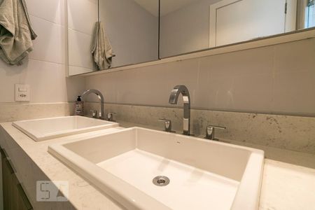 Apartamento à venda com 126m², 3 quartos e 2 vagasBanheiro da Suíte 1 - Pia