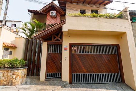 Casa à venda com 192m², 2 quartos e 3 vagas Casa à venda com 192m², 2 quartos e 3 vagasFachada