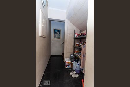Casa à venda com 400m², 3 quartos e 1 vagaCorredor de acesso a escada.