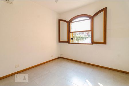 Casa à venda com 200m², 3 quartos e 2 vagasSuíte
