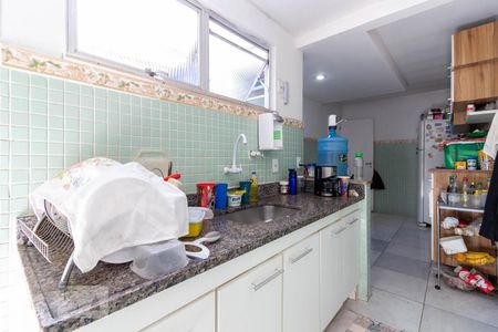 Casa à venda com 370m², 5 quartos e 6 vagas Casa à venda com 370m², 5 quartos e 6 vagasCozinha 2