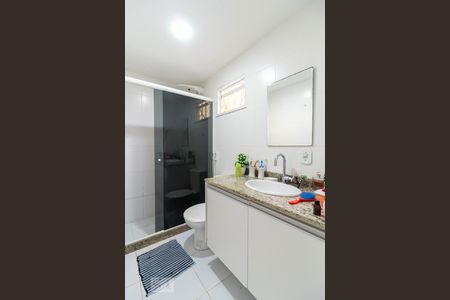 Casa à venda com 370m², 5 quartos e 6 vagas Casa à venda com 370m², 5 quartos e 6 vagasBanheiro 2