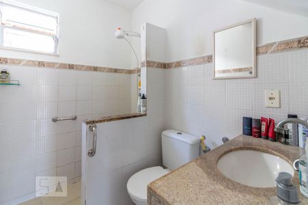 Casa à venda com 370m², 5 quartos e 6 vagas Casa à venda com 370m², 5 quartos e 6 vagasBanheiro 4