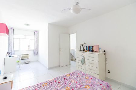 Casa à venda com 370m², 5 quartos e 6 vagas Casa à venda com 370m², 5 quartos e 6 vagasQuarto 4