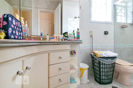 Casa à venda com 350m², 3 quartos e 3 vagasBanheiro da Suíte 2