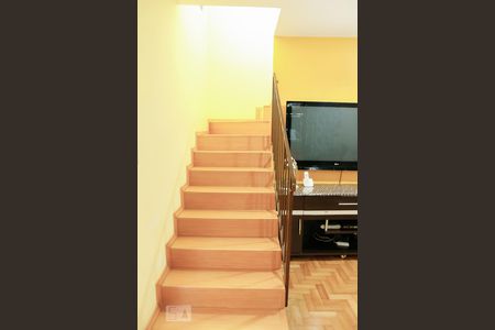 Escada de casa à venda com 3 quartos, 112m² em Jardim Ipanema (zona Sul), São Paulo