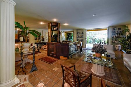 Casa à venda com 700m², 4 quartos e 4 vagas Casa à venda com 700m², 4 quartos e 4 vagasSala