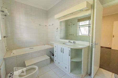 Casa para alugar com 250m², 4 quartos e 5 vagasBanheiro da Suíte