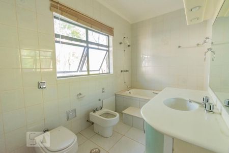 Casa para alugar com 250m², 4 quartos e 5 vagasBanheiro da Suíte